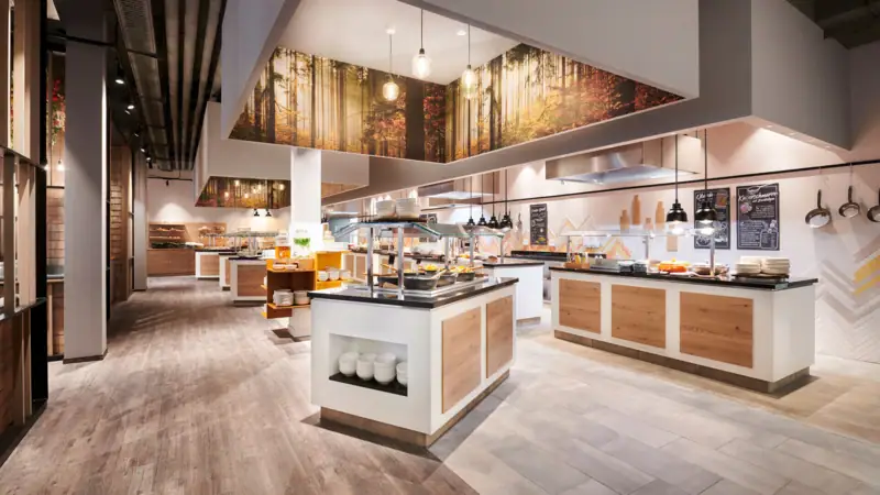 Een restaurant met eten op de toonbank.