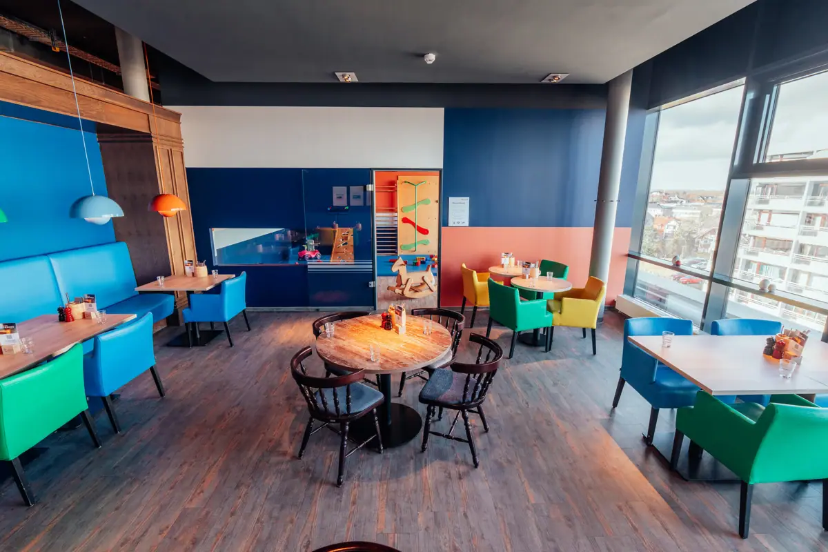 Een kamer met tafels en stoelen.