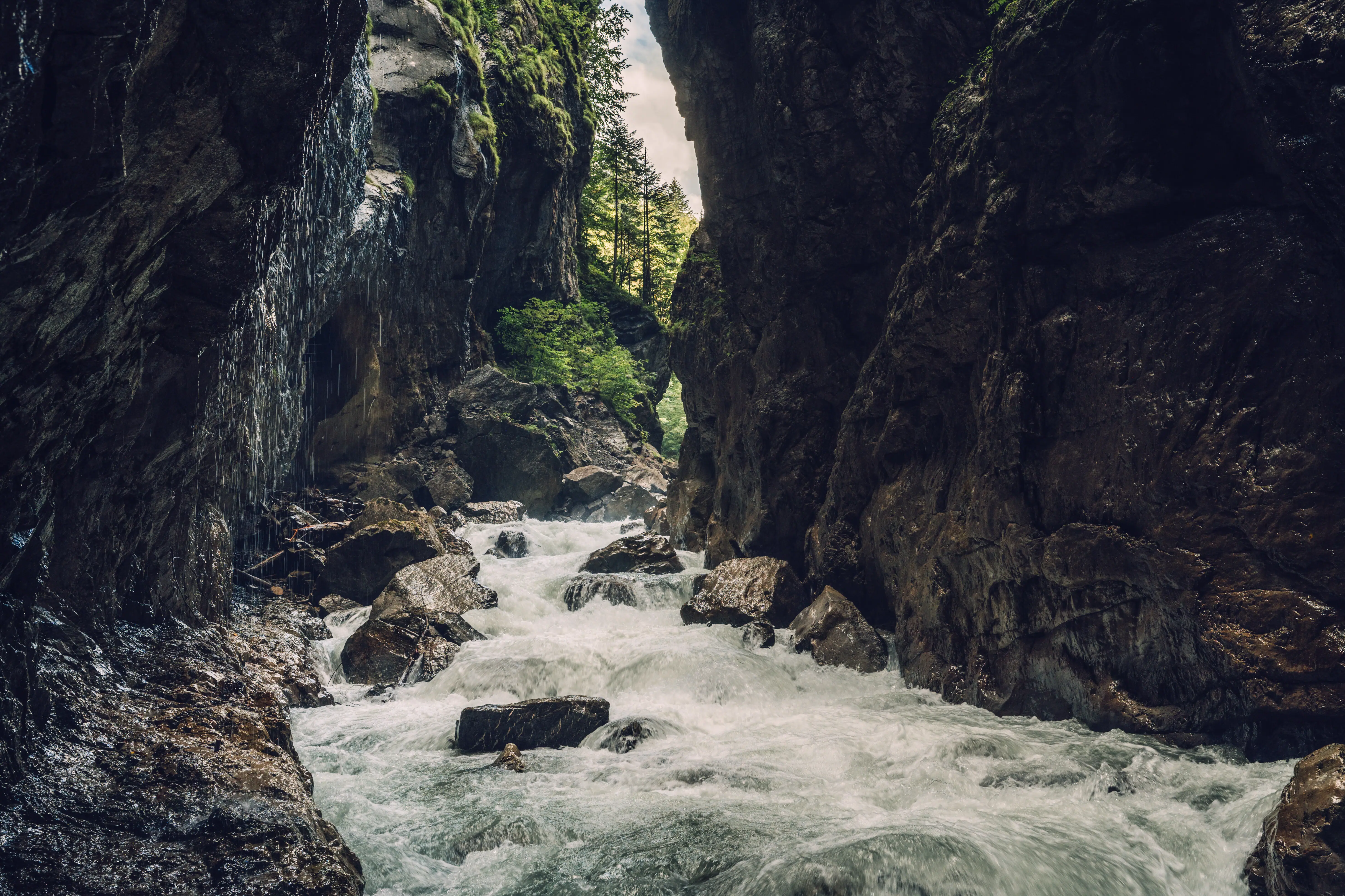 Ontdek de Lammerklamm kloof Een rivier die door een rotsachtige kloof stroomt.