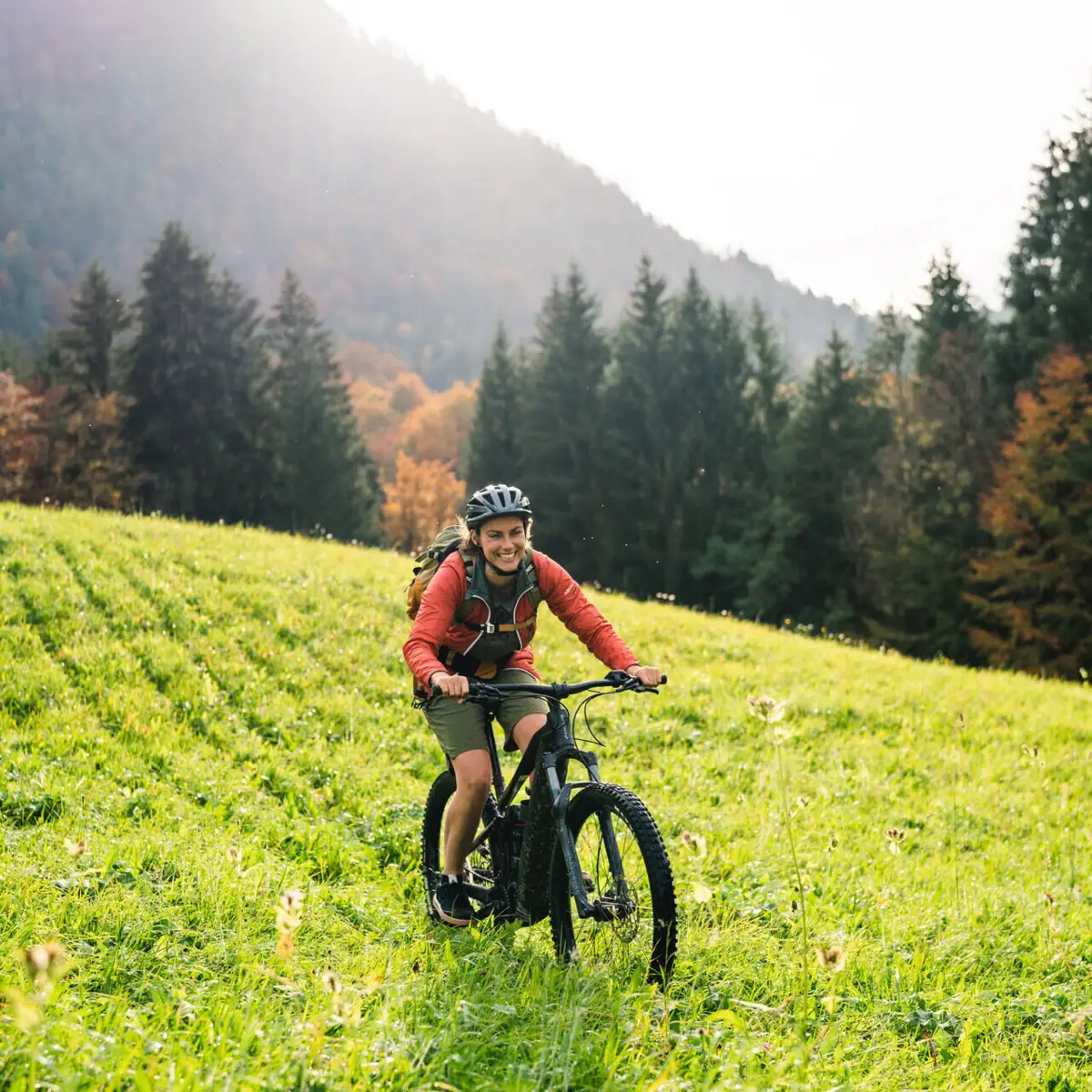 Fietsen in Ruhpolding Een man rijdt op een fiets over een grasveld.
