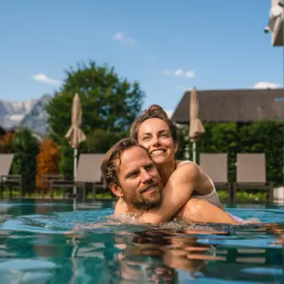 Buitenzwembad Garmisch-Partenkirchen Een man en een vrouw in een zwembad.