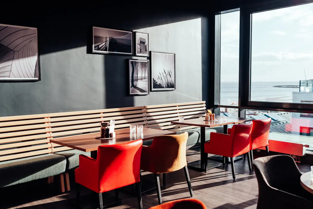 Een tafel met stoelen in een restaurant.