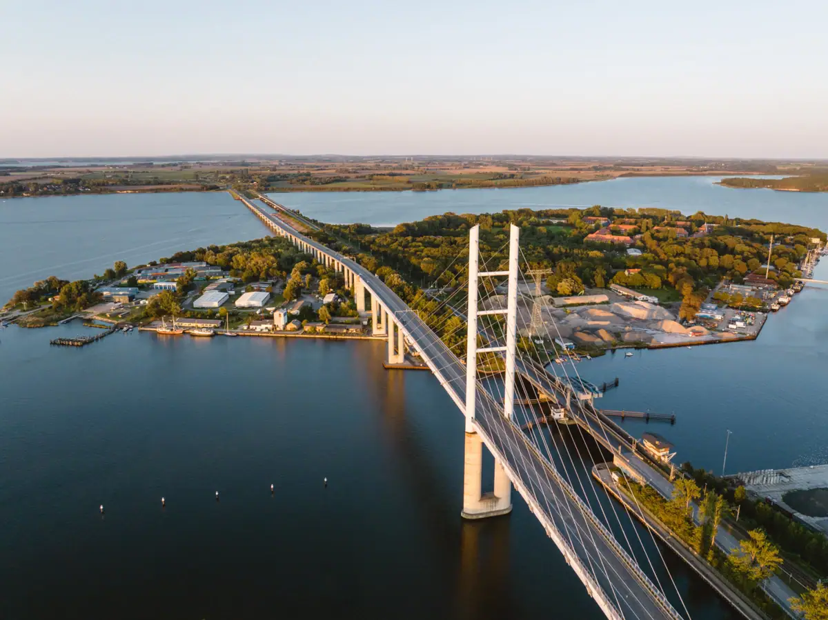 Rügenbrug Brug over water met stad op de achtergrond