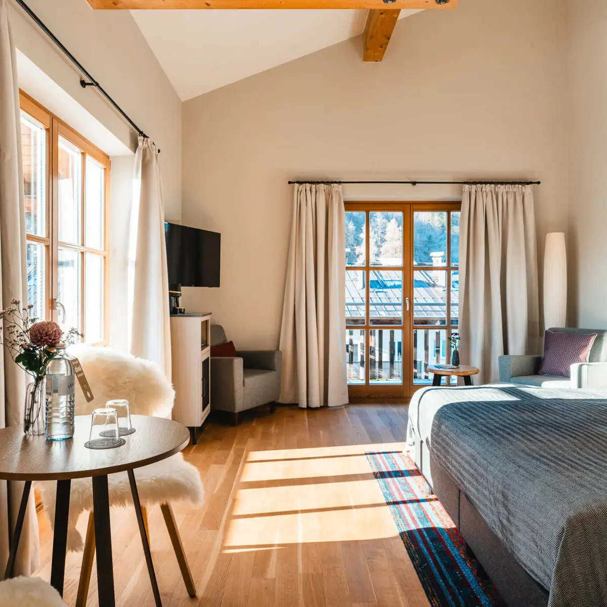 Kamer met een bed en een tafel met stoelen.