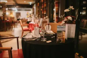 Oudejaarstafels restaurant Een tafel met wijnglazen en servetten.