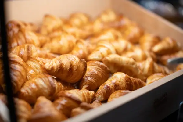 Een doos croissants.