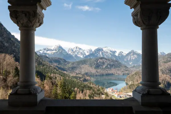 Uitzicht op een meer en bergen door twee zuilen heen.