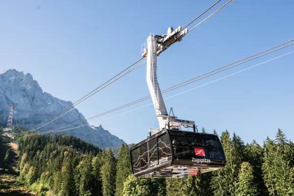 De Zugspitze als attractie in Garmisch-Partenkirchen met de Zugspitze spoorweg die naar boven leidt.