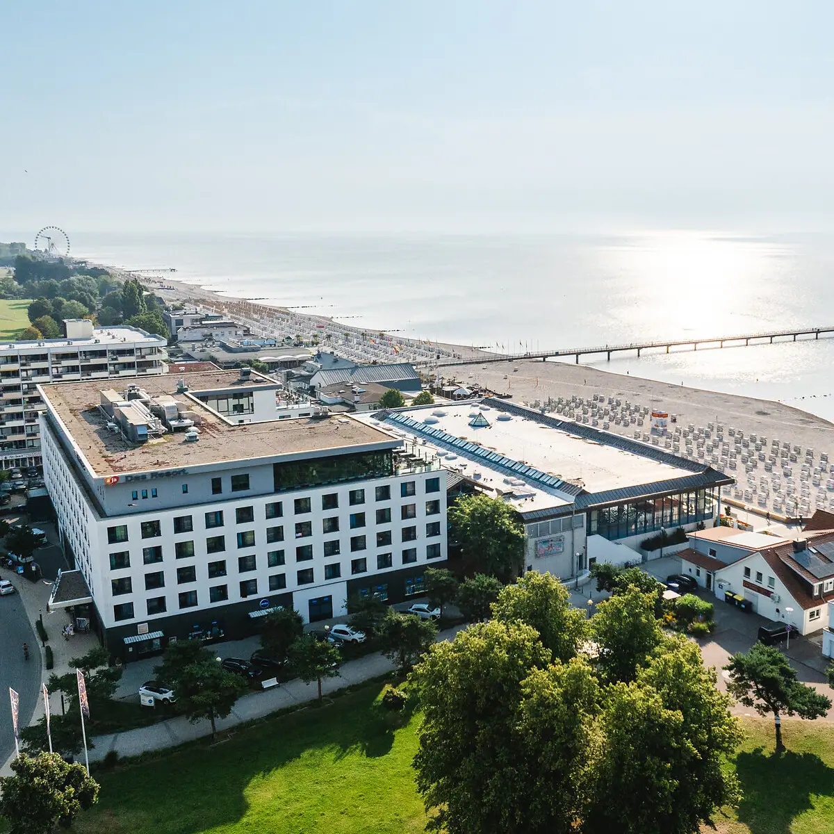 Een gebouw naast een waterlichaam in de open lucht.