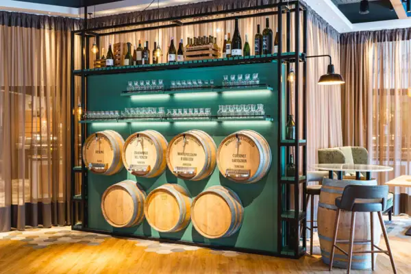 Een kamer met wijnvaten en glazen.