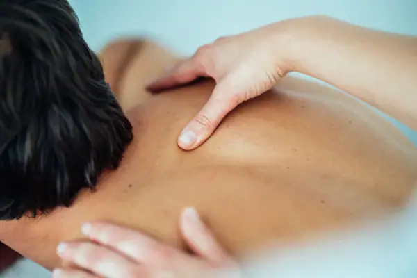 Gedeeltelijke lichaamsmassage Eén persoon krijgt een rugmassage.