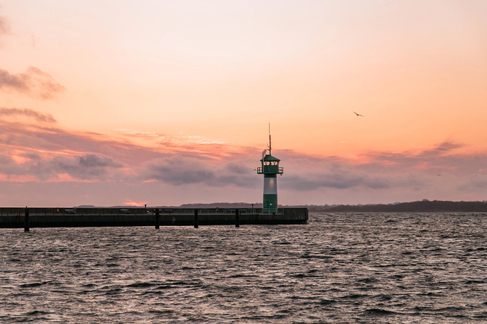 Travemünde Leuchtturm auf einem Steg inmitten des Ozeans