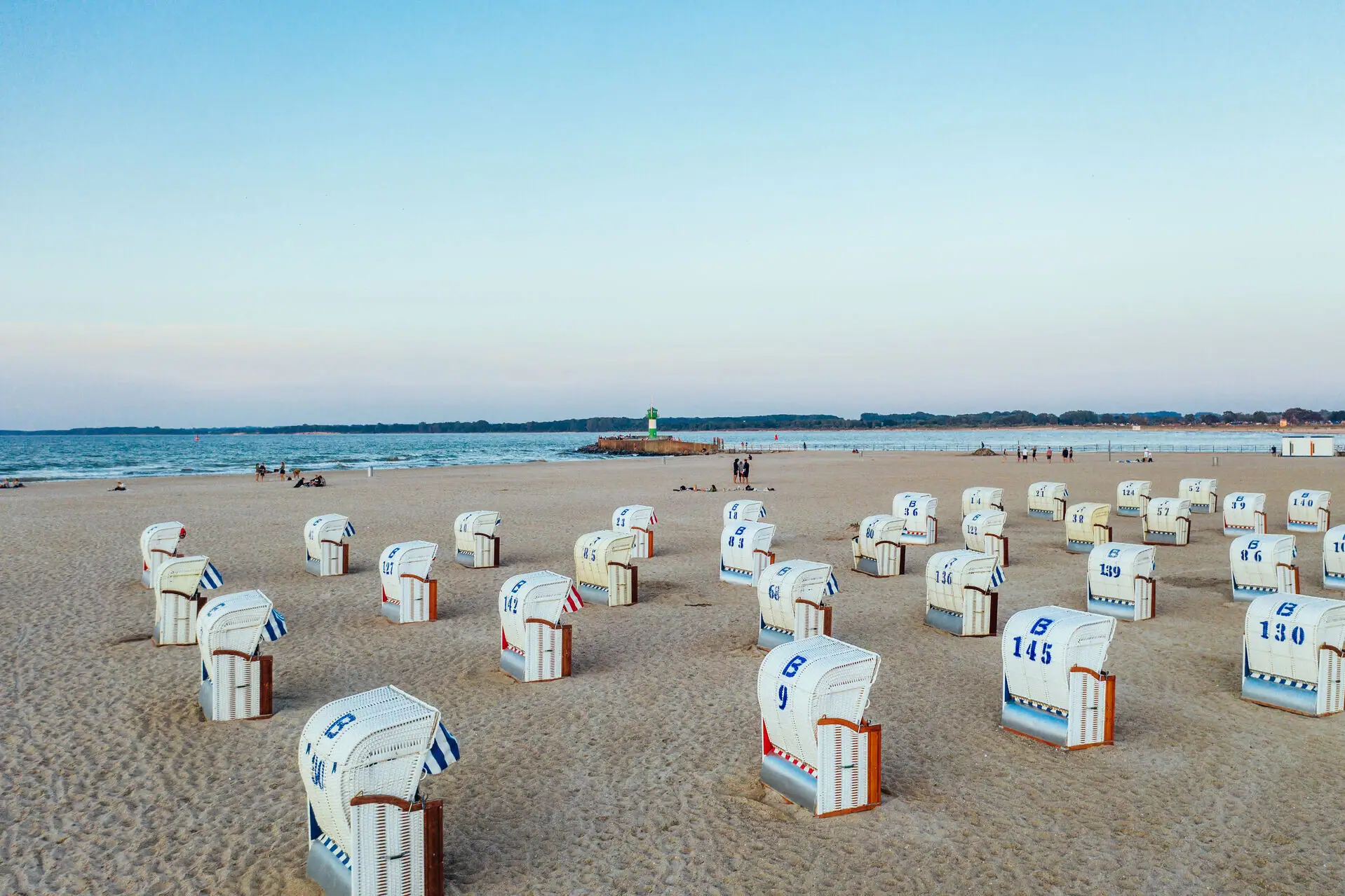 Er zijn veel strandstoelen op het zandstrand van Travemünde.