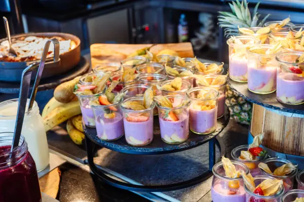 Dessert Een tafel met eten en fruit, inclusief een kaars en desserts.