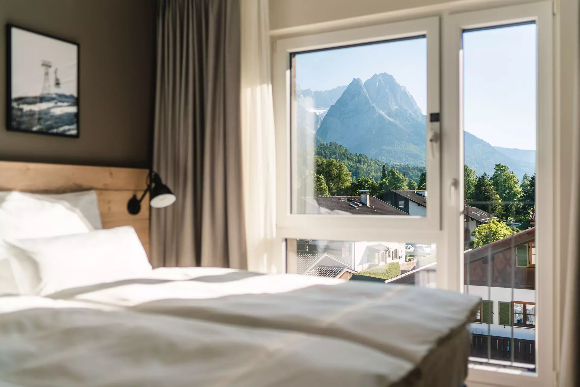 Ein Schlafzimmer mit einem Fenster und Blick auf Berge.