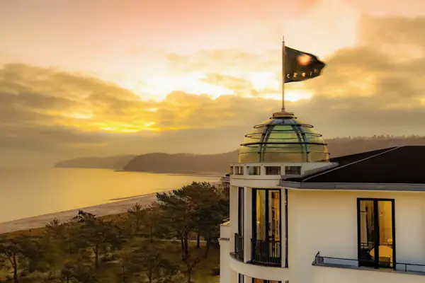 Ceres aan zee Een vlag op een gebouw.