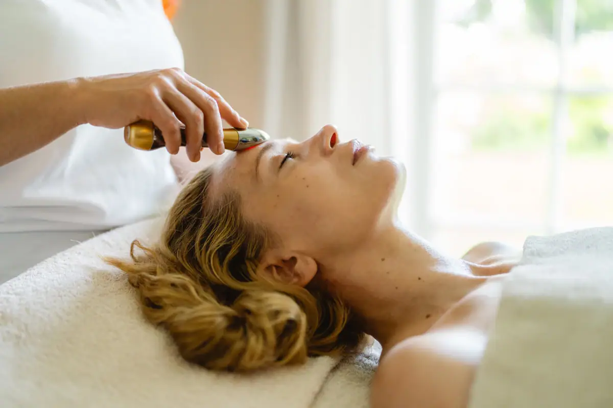 aja SPA-toepassingen Een vrouw krijgt een gezichtsmassage.