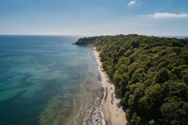 Een luchtfoto van Rügen en de Oostzeekust.