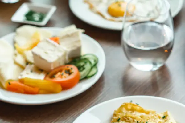 Een tafel met borden vol eten en drinken.
