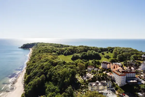 aja Nordperd & Villen Göhren – droneopname Drone-opname van het aja Nordperd & Villen Göhren op Rügen, met de Nordperd-spits en de Oostzee op de achtergrond.