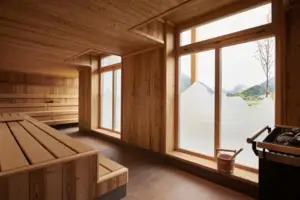 Een kamer met een houten bank en ramen.