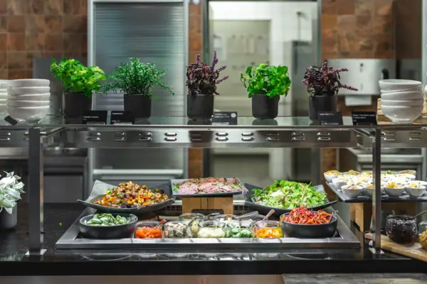 Voedsel op een plank in de binnenruimte.