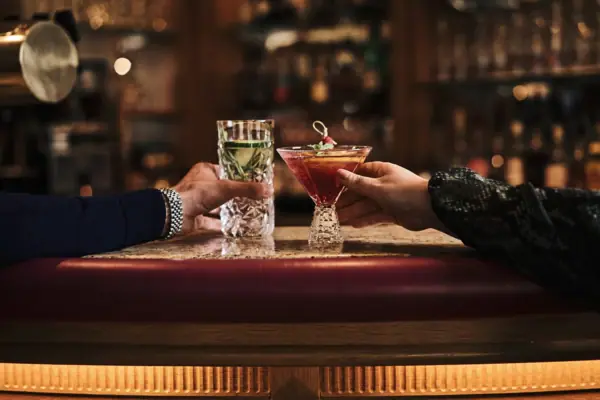 Twee mensen hebben alcoholische drankjes in hun hand.