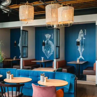 Een kamer met tafels en stoelen.