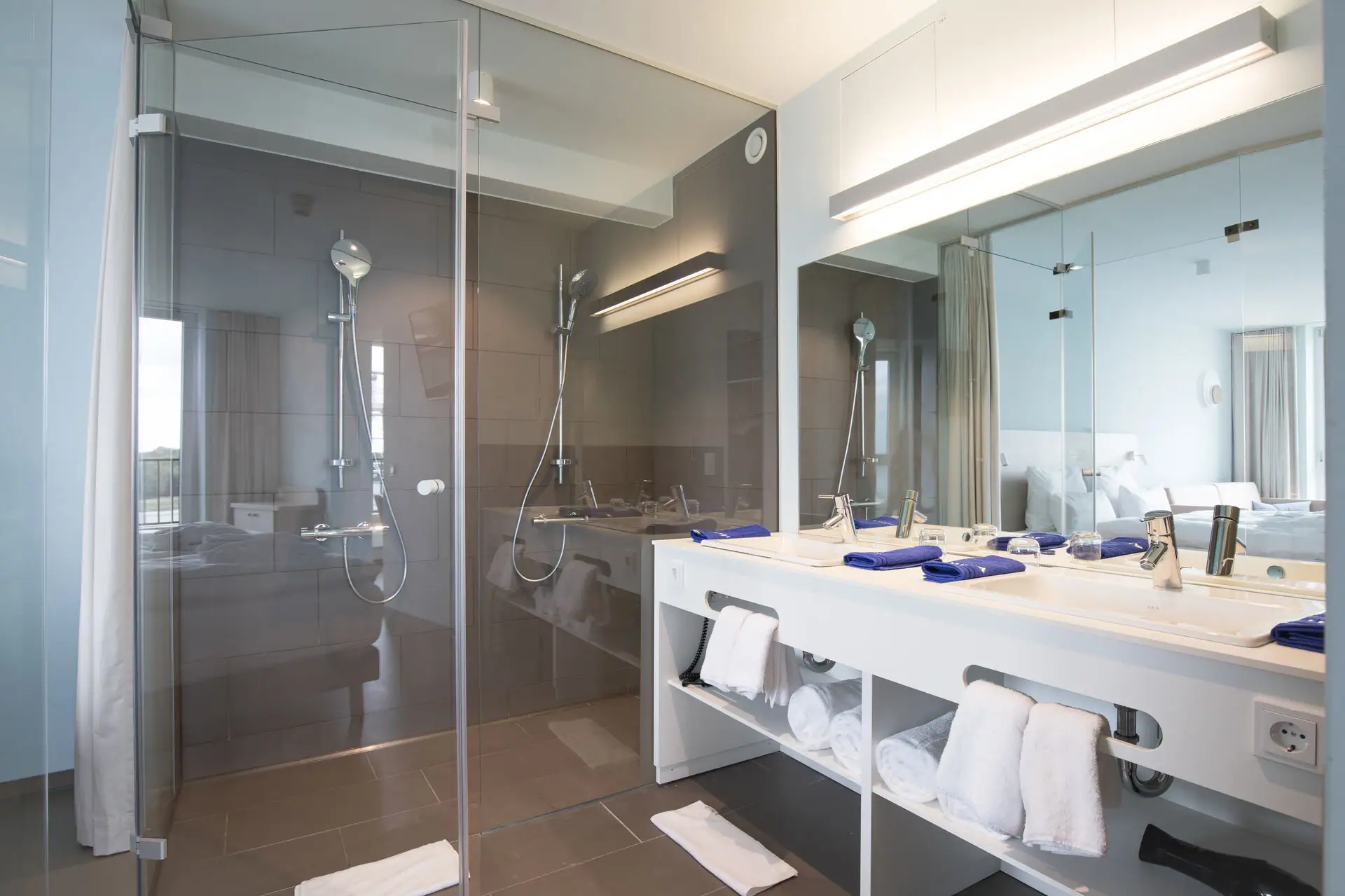 Suite bij aja Travemünde Badkamer met douche en grote doucheruimte.