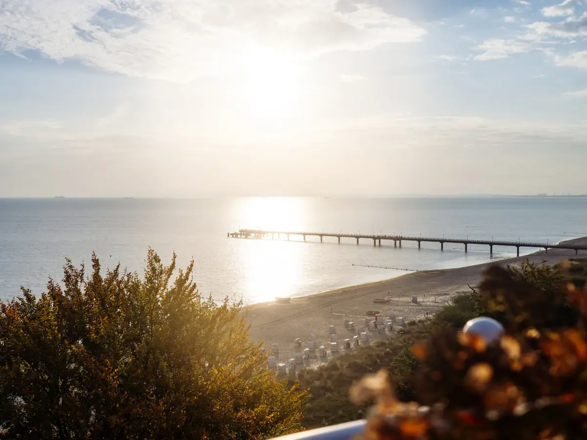 Bansin pier Een pier op een strand in het ochtendlicht.