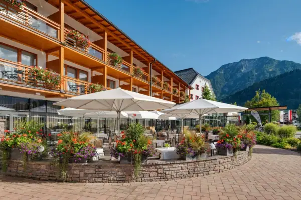 Een gebouw met een terras en parasols.