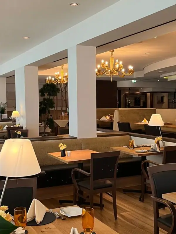 Een restaurant met tafels en stoelen binnen.