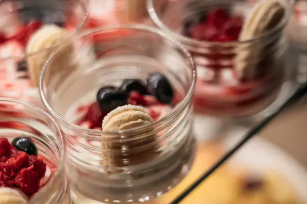 Oudejaarsavond bij aja Warnemünde Een groep dessertglazen met zoete lekkernijen en fruit.