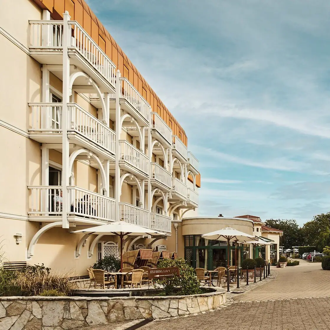 Buitenaanzicht van een hotel met balkons in de stijl van de kuurarchitectuur van Rügen.