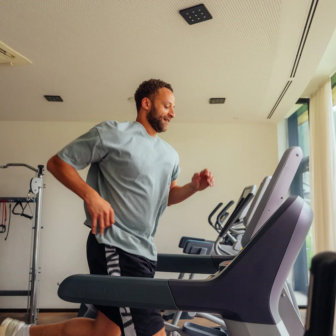 Fitness Een man rent op een loopband.