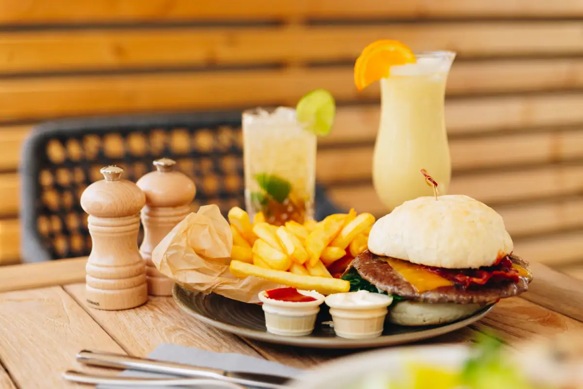 Een bord fastfood op tafel.