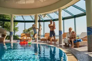 Overdekt zwembad Een groep mensen bij een zwembad.