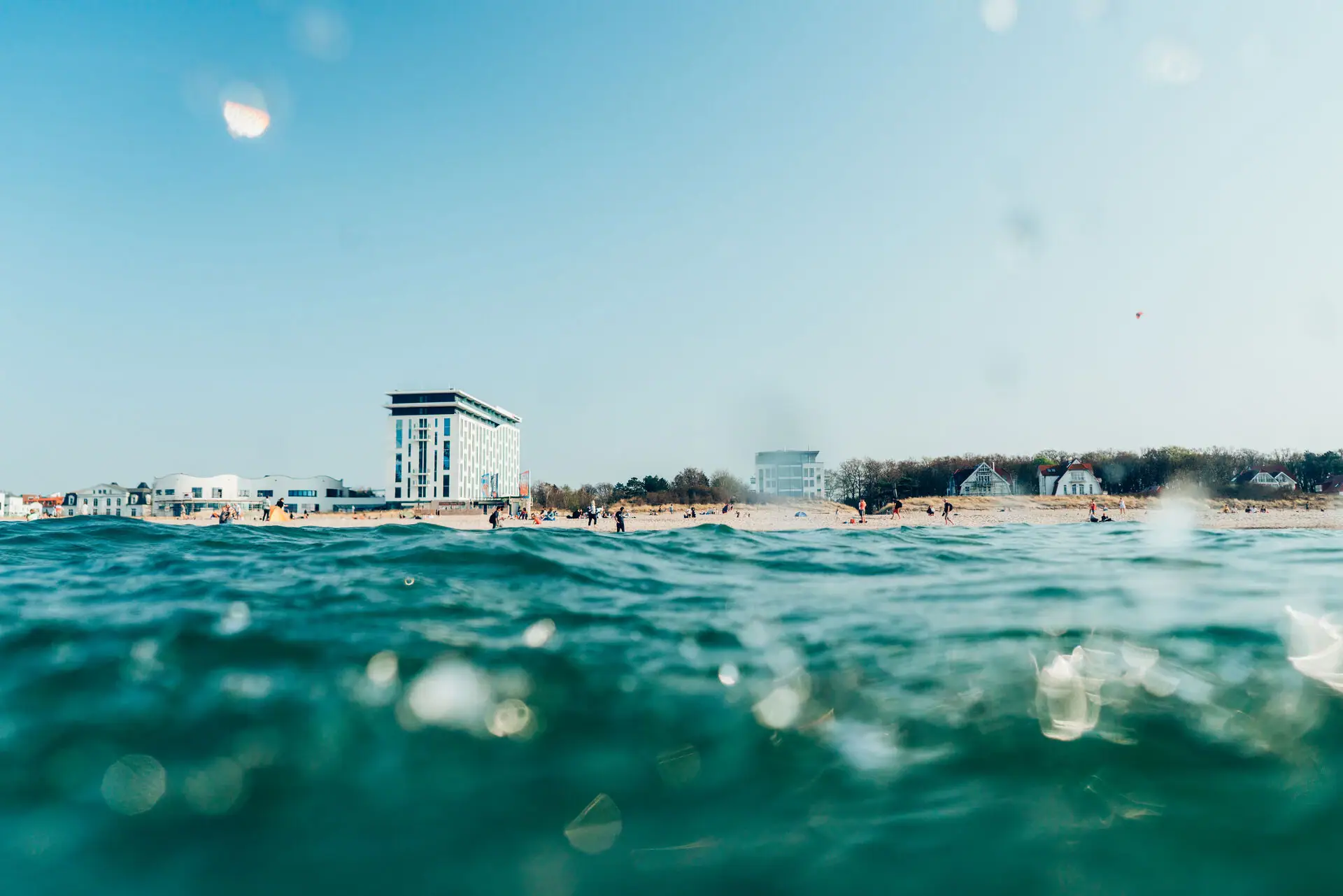 Water met de aja Warnemünde op de achtergrond.