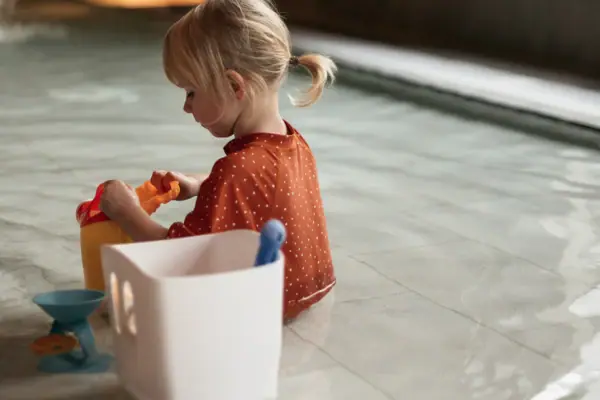 Een meisje speelt in het kinderzwembad van een aja-familiehotel in Beieren.