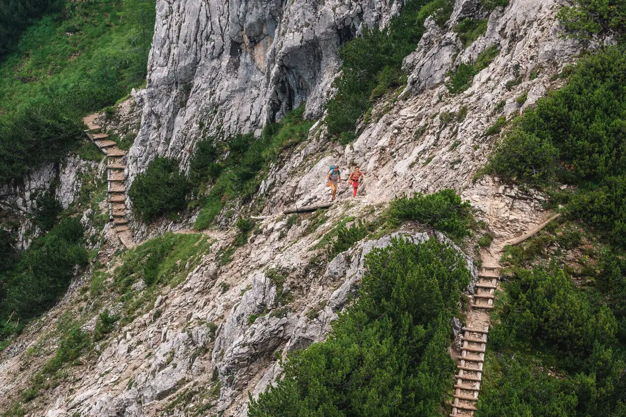 Bergbeklimmen Een groep mensen aan het wandelen op een rotsachtige berg.