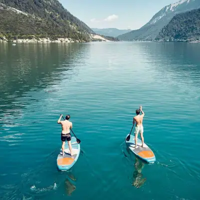 Twee mensen op paddleboards op het Achenmeer