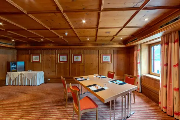 Kamer Ferdinand Vergaderruimte met een tafel en vier stoelen.