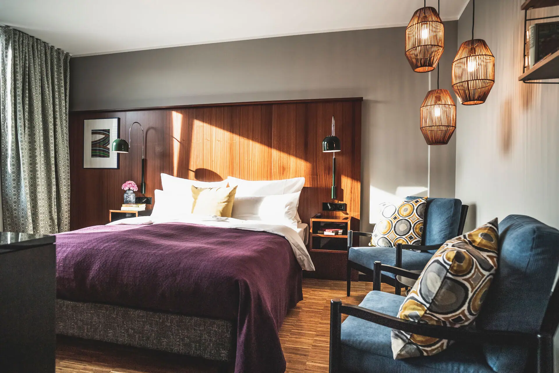 Een slaapkamer met een bed en stoelen.