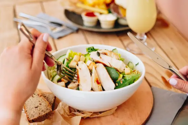 Bar Eten Een persoon eet een salade in de aja Bar Garmisch-Partenkirchen.