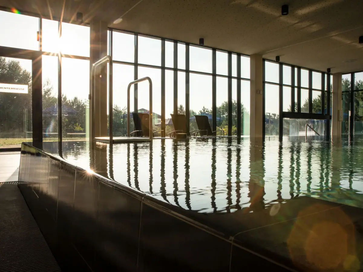 Overdekt zwembad Een binnenzwembad met een groot raam.