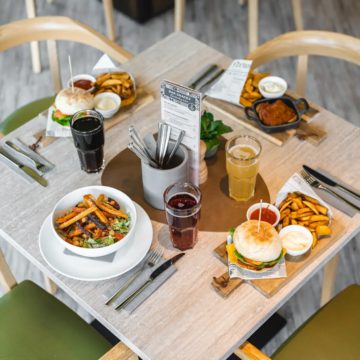 Lunch Een tafel met verschillende gerechten erop.