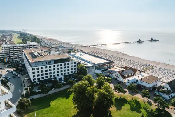 Een gebouw naast een waterlichaam.