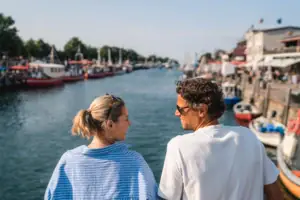 Ein Mann und eine Frau schauen sich an und im Hintergrund ist ein Fluss zu sehen..