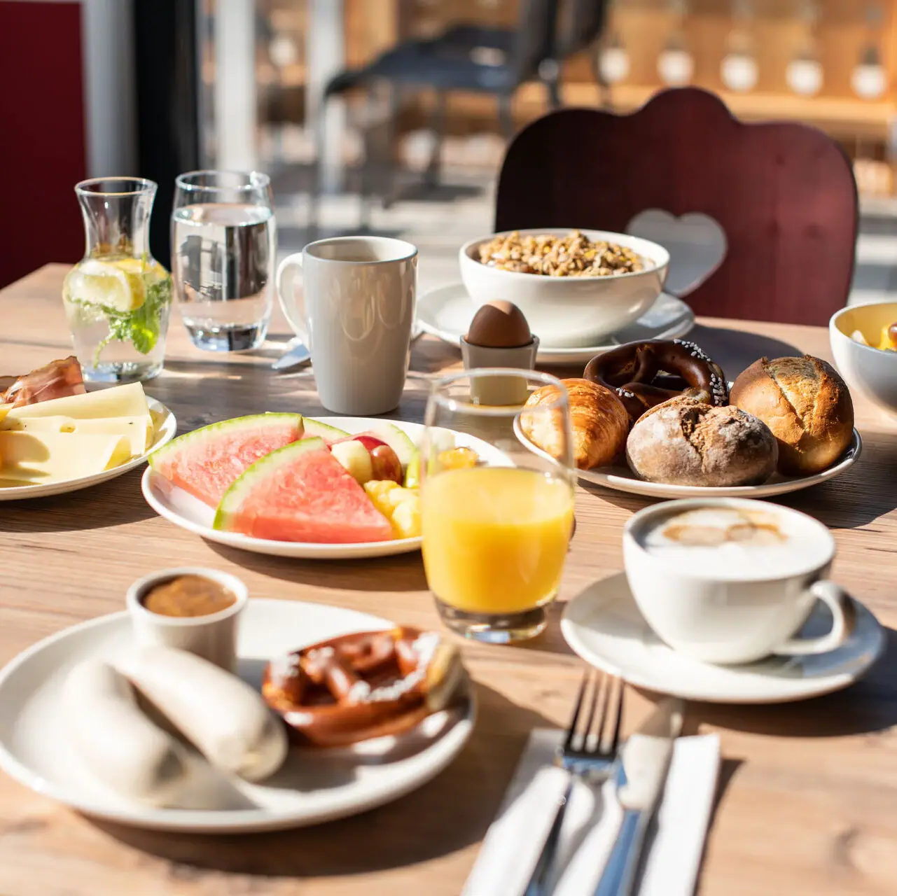 Ontbijt Een tafel met verschillende borden en servies.