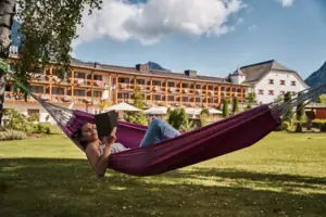 Eine Frau liegt in einer Hängematte.